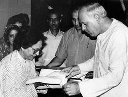 Malika Pukhraj Receiving award from Farooq Abdullah 1977